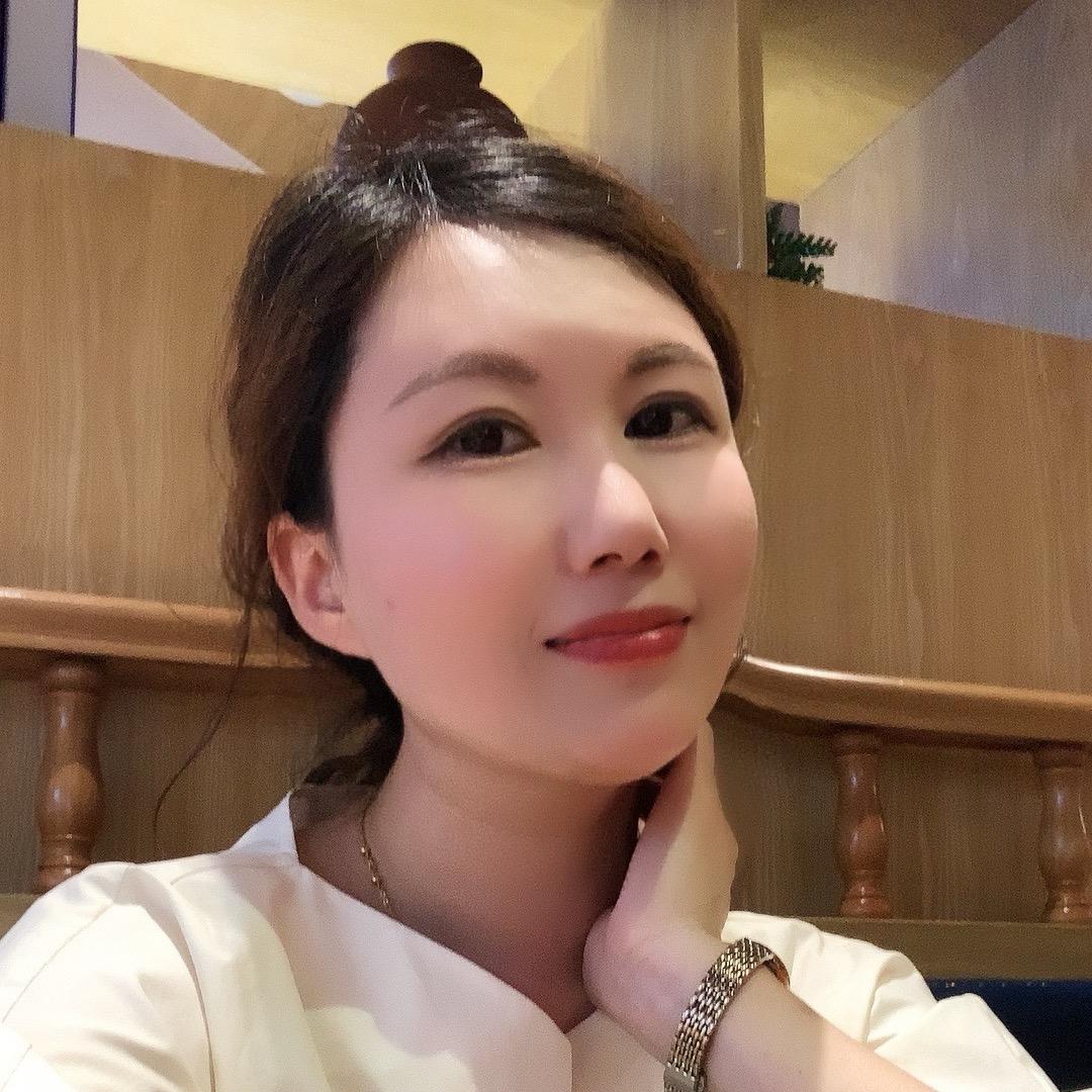 卖车的小姐姐
