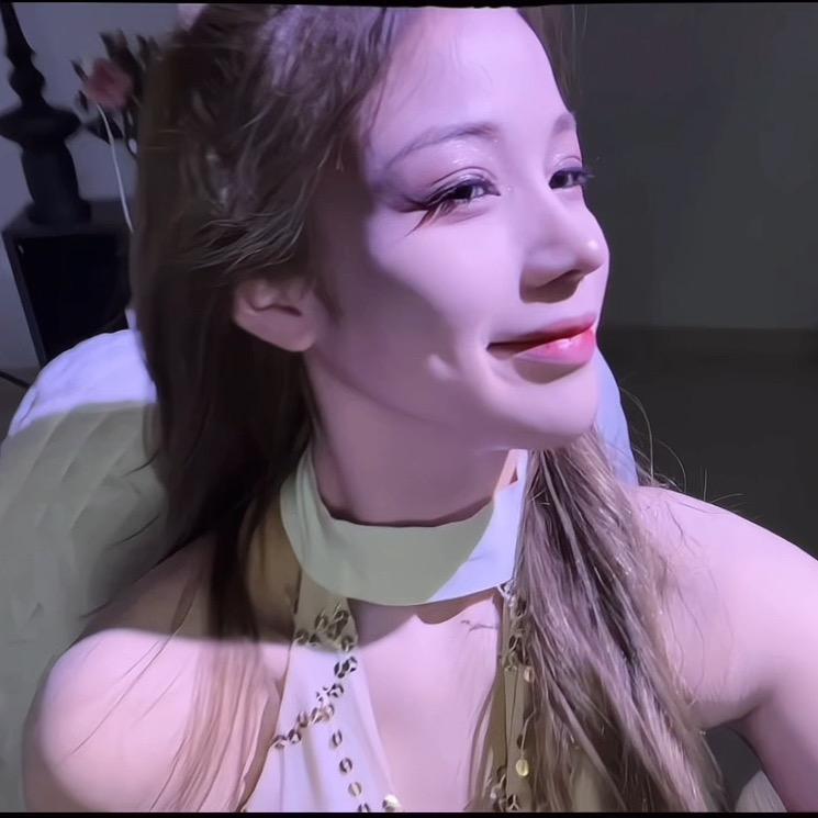 美女敬礼