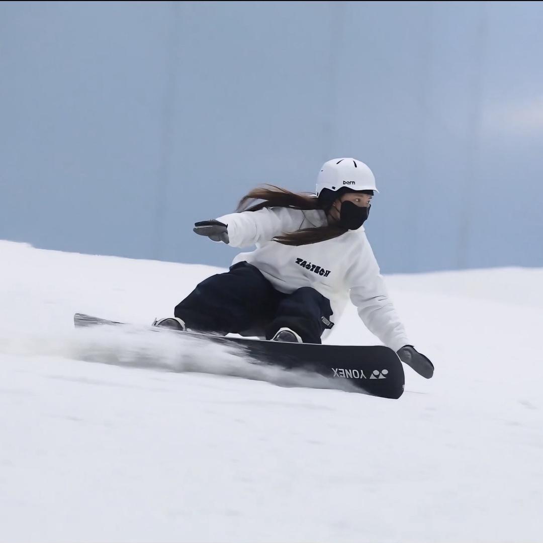 滑雪冲浪的馒头妹妹