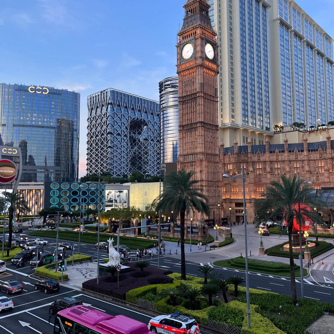 扶老奶奶闯红灯