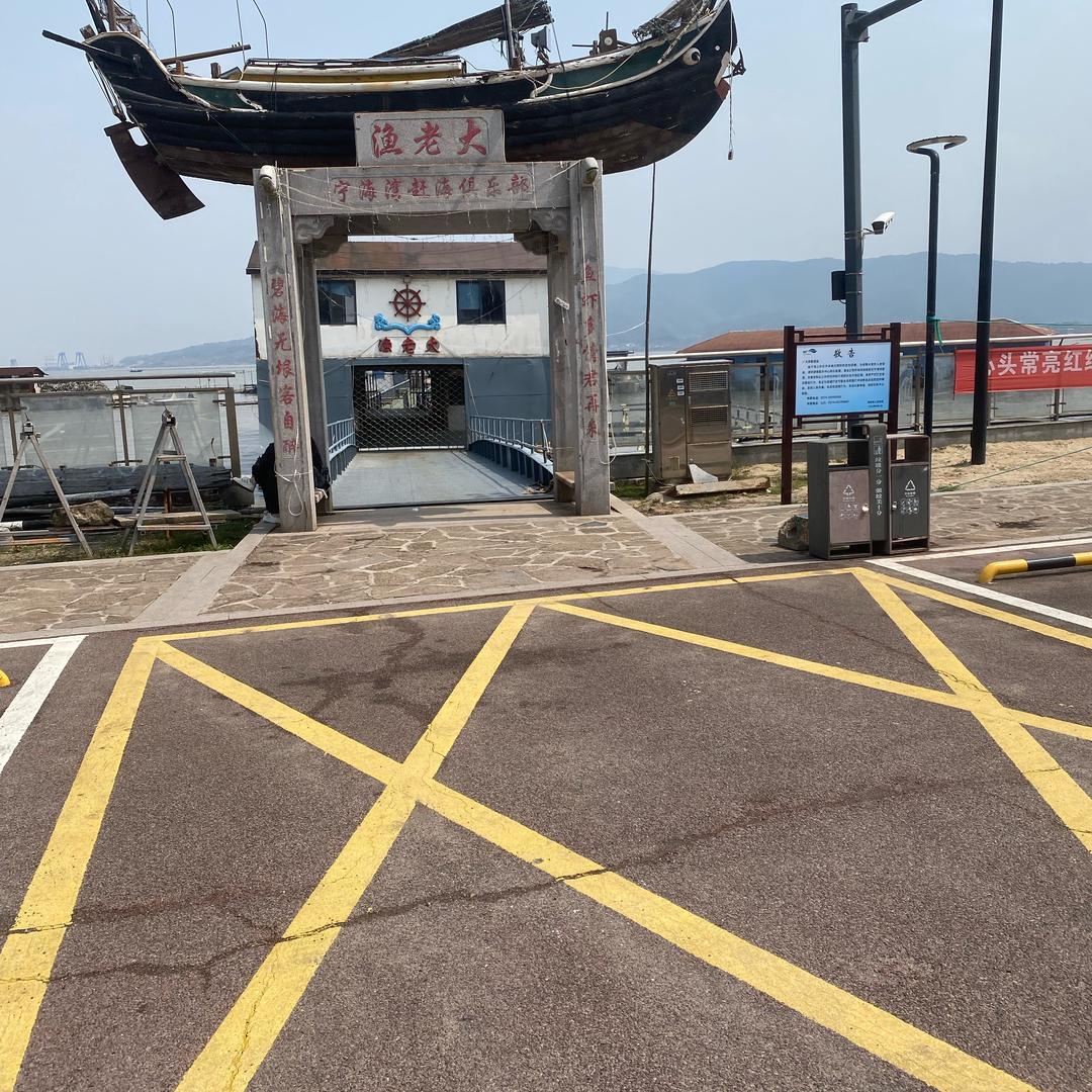 不显山不露水