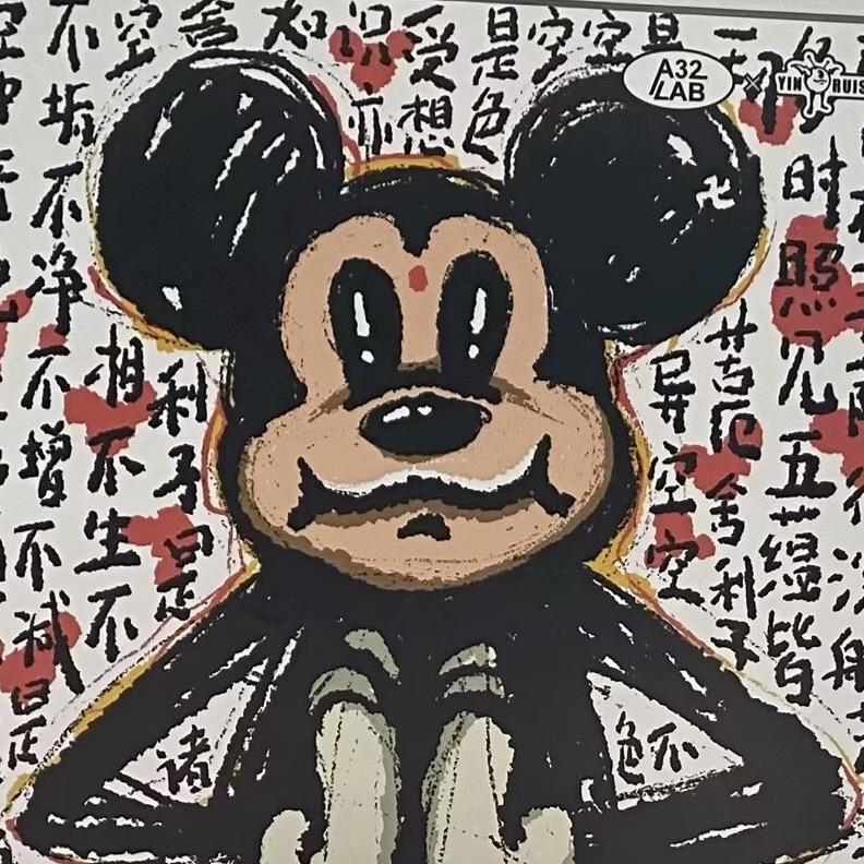 一只荧光绿拖鞋