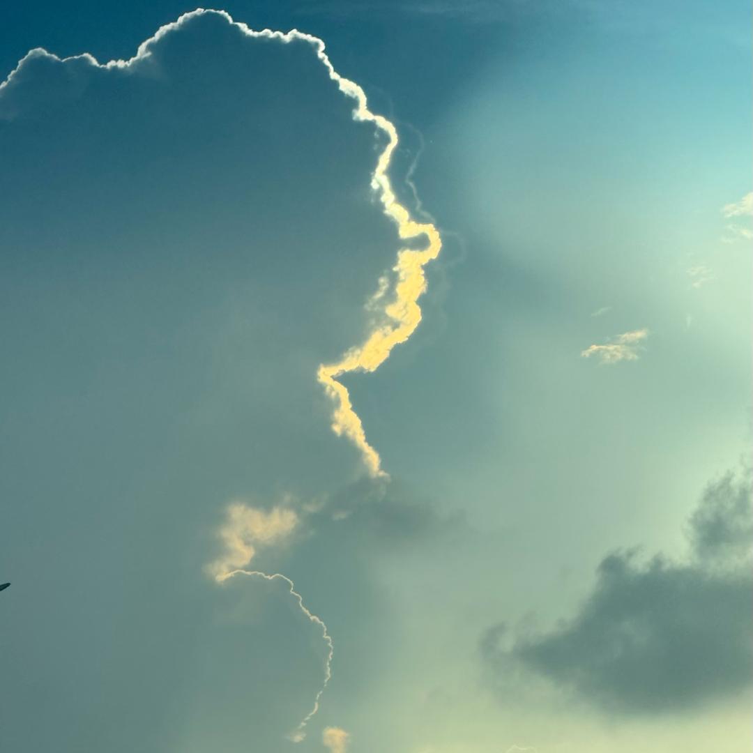 昨夜星辰已逝，满眼青山渐远