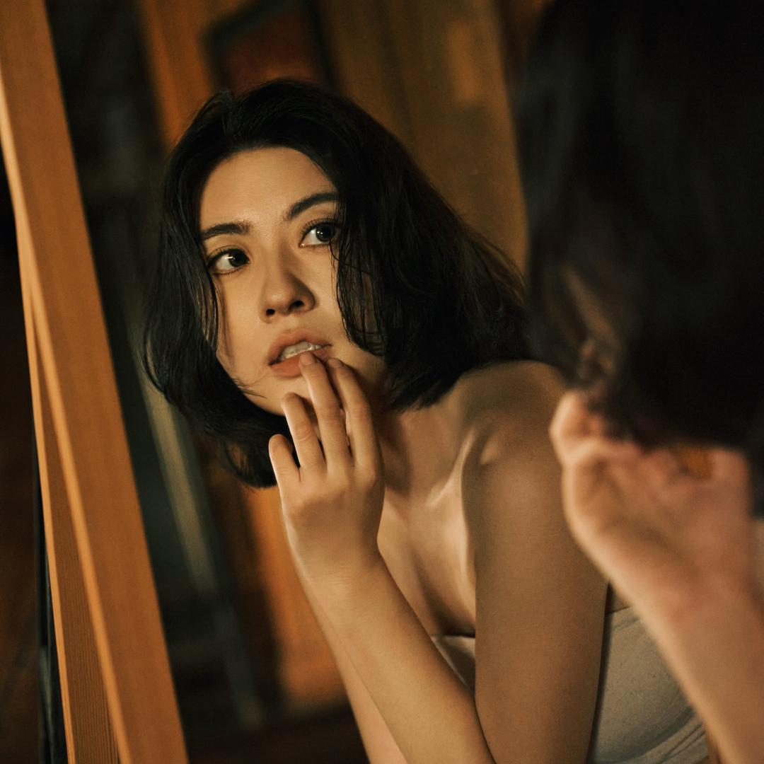 宝儿磕茶几