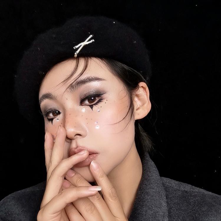 会化妆的郑老板