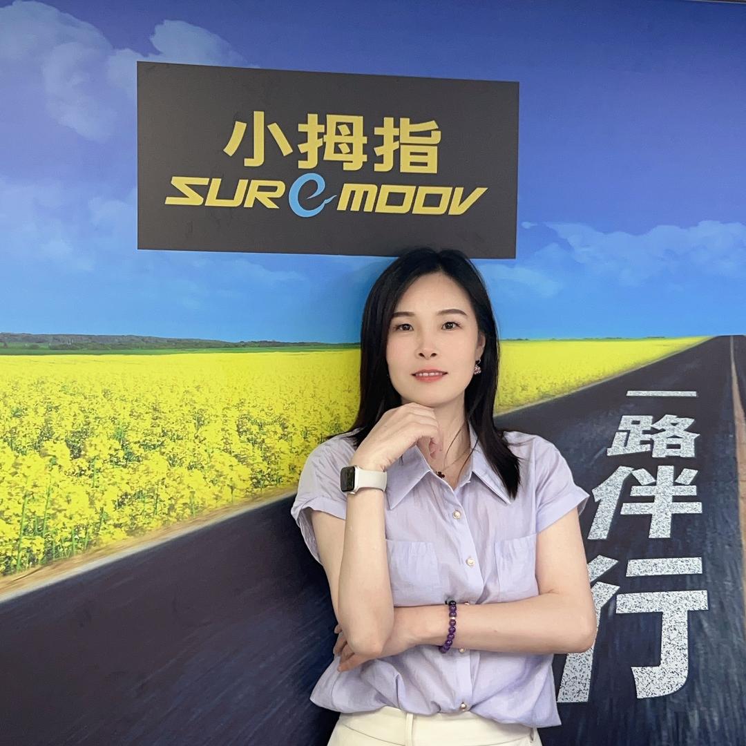 莉姐在修车