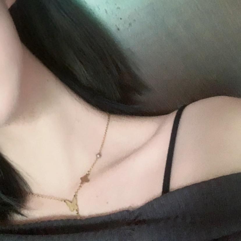 ใบยังคง（白依然）