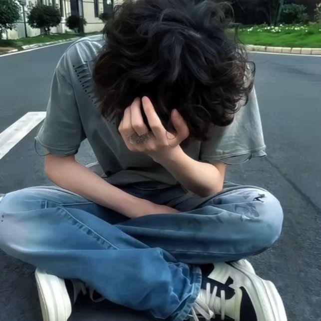 装忧郁的咸鱼.