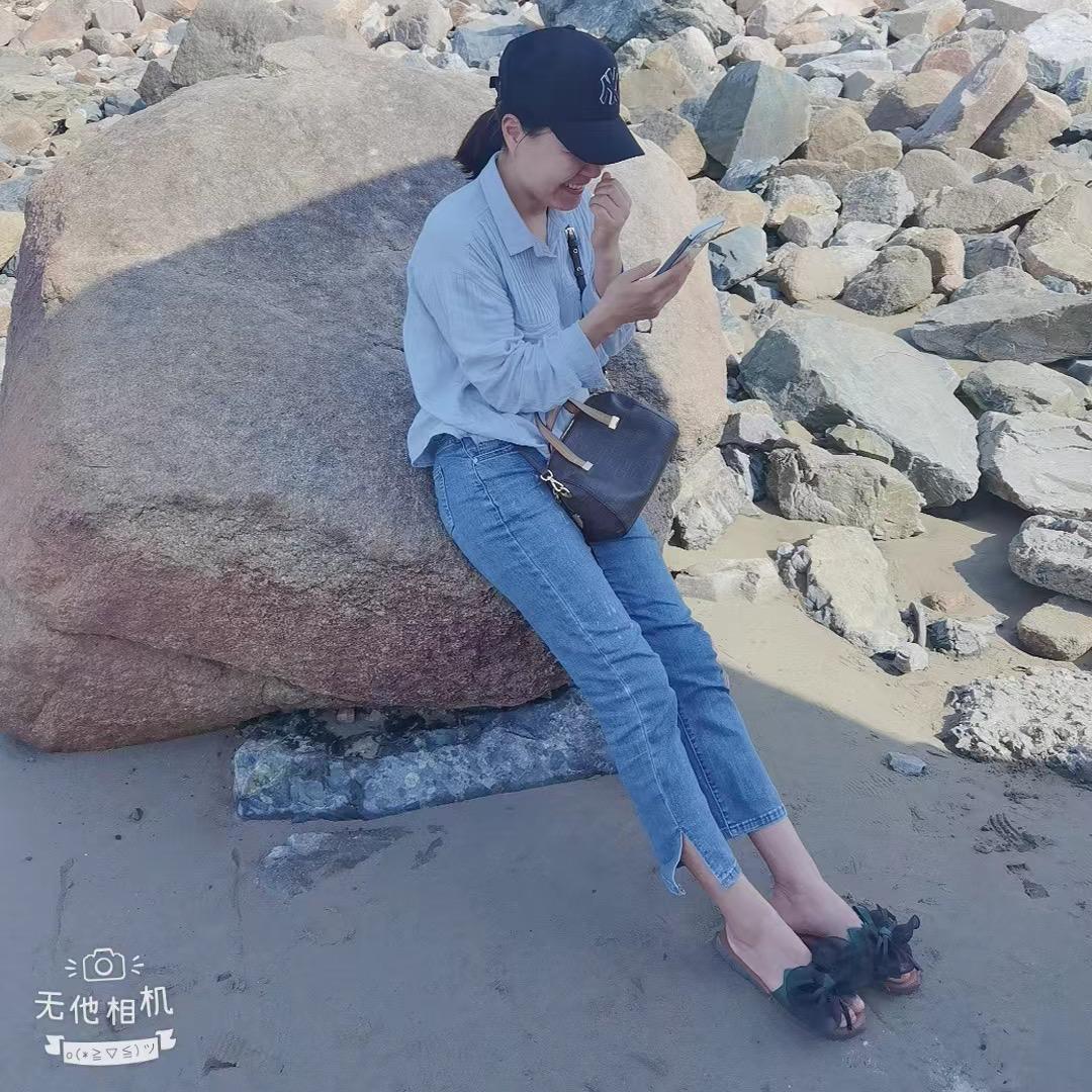 如孩子般微笑着