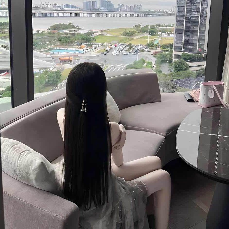 y姐脸红红.