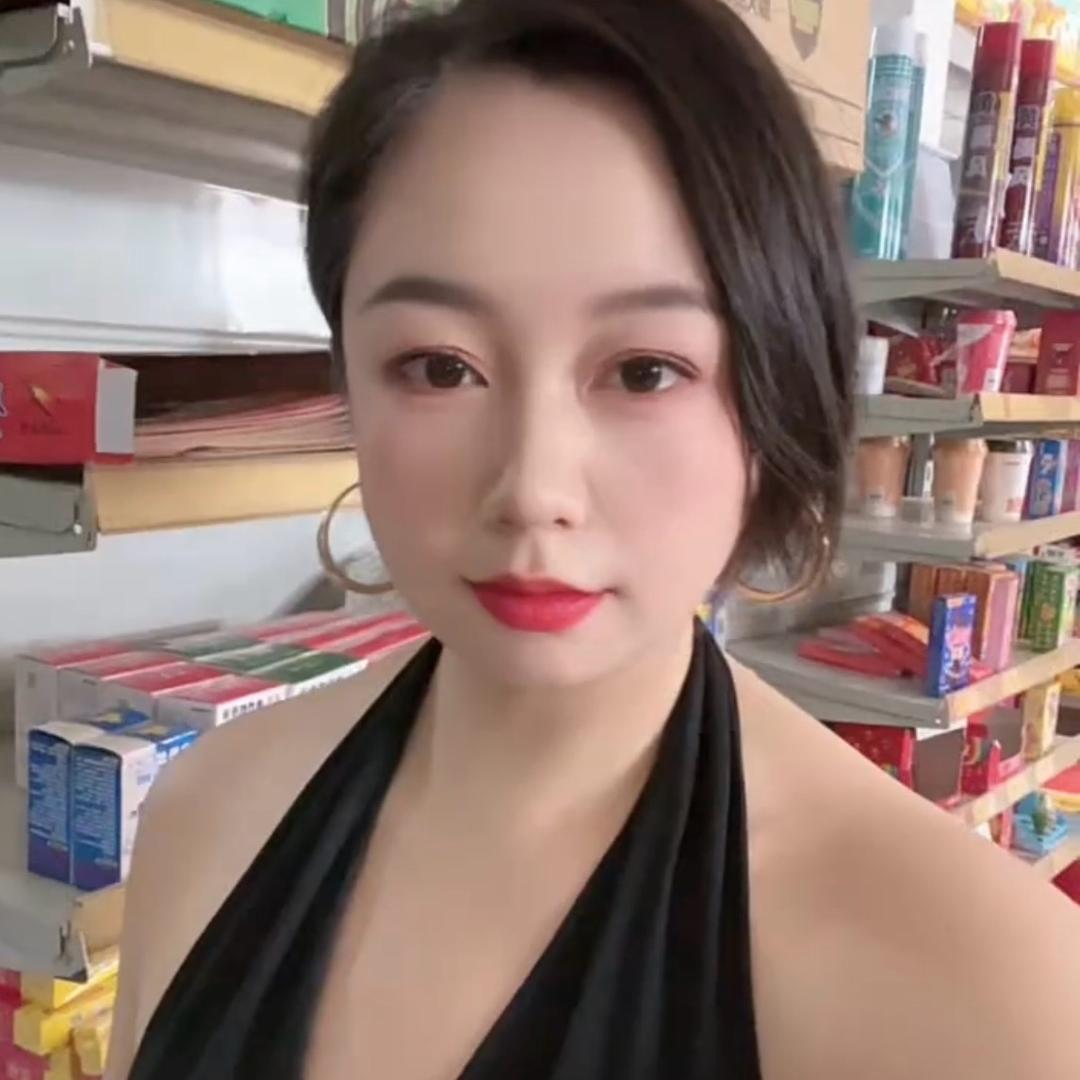 小薇爱上养鱼种菜养绿植