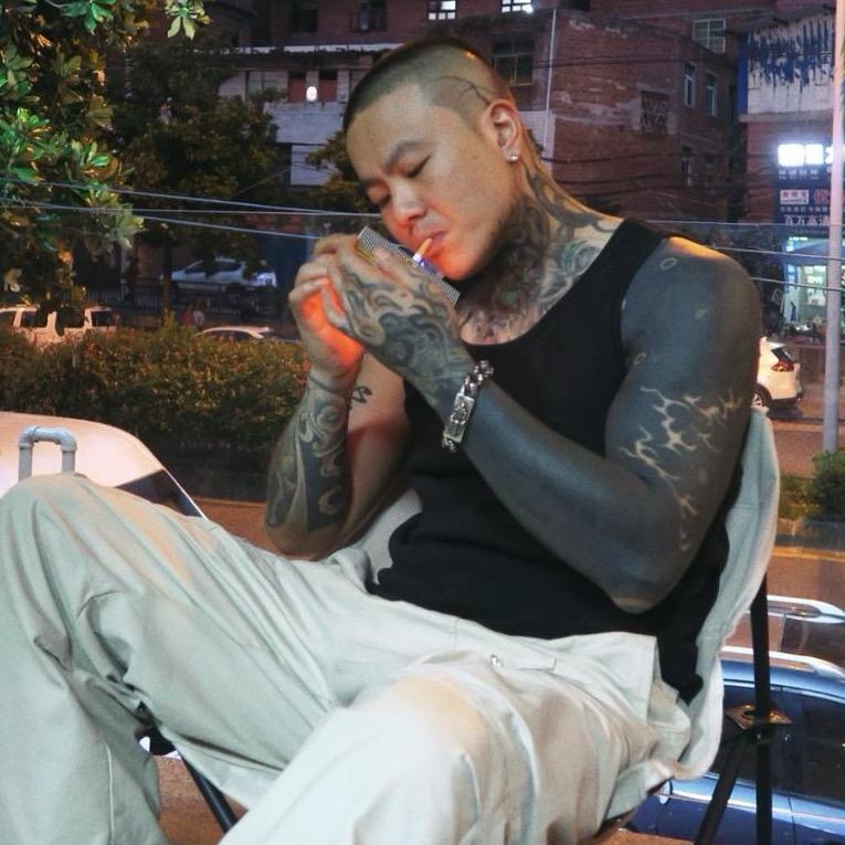 大黑是一位脾气超好的纹身师