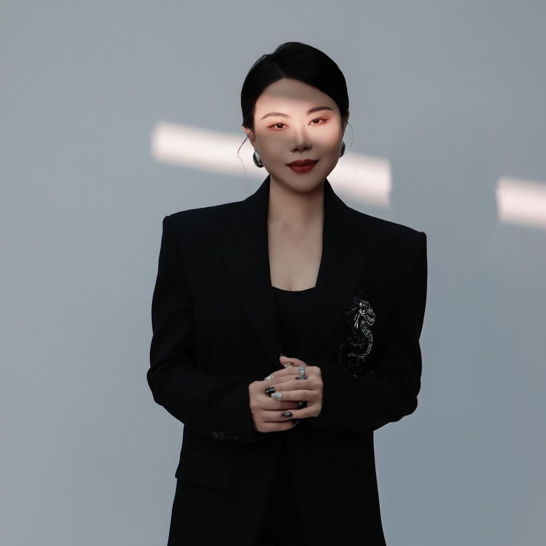 海囗赖二姐服装穿搭