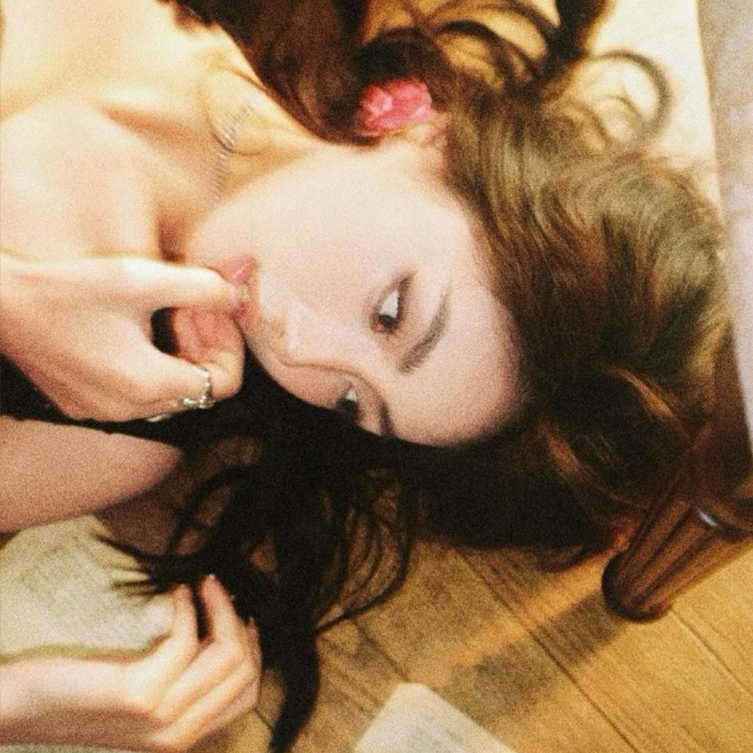 弟弟掐着洋娃娃