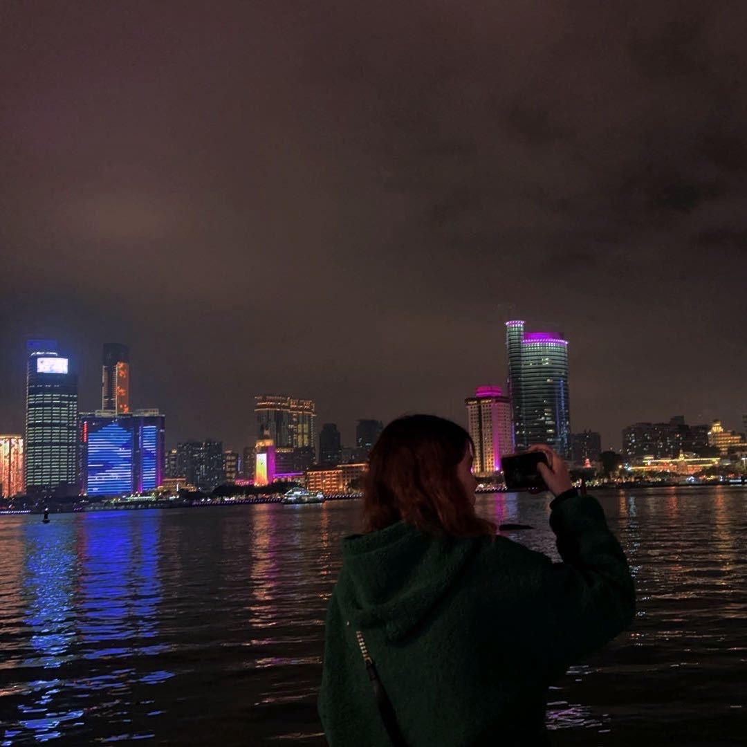 是玲儿哦。