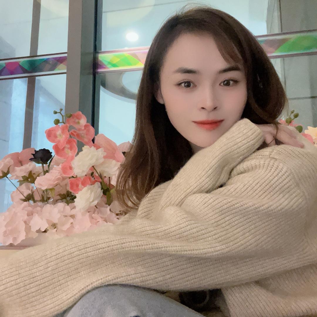 村里的姑娘叫小芳