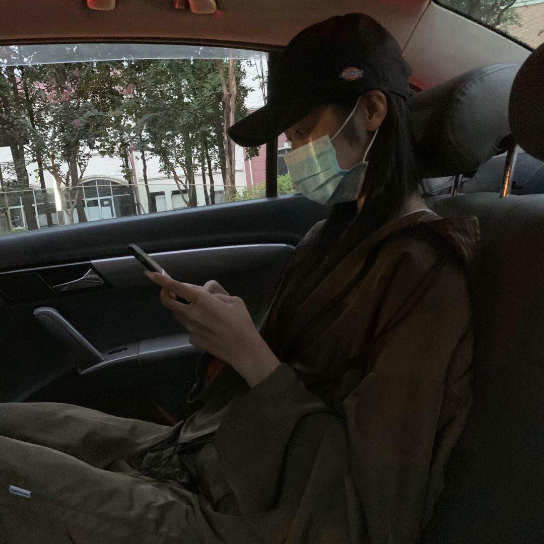 崔崔.