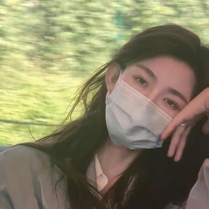 爱睡觉的泡芙小姐