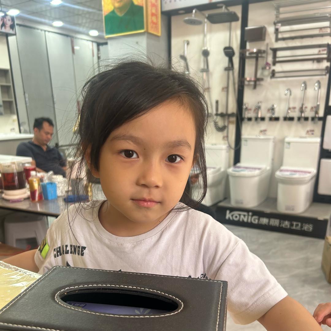 在龙圩烟花爆竹的小姐姐