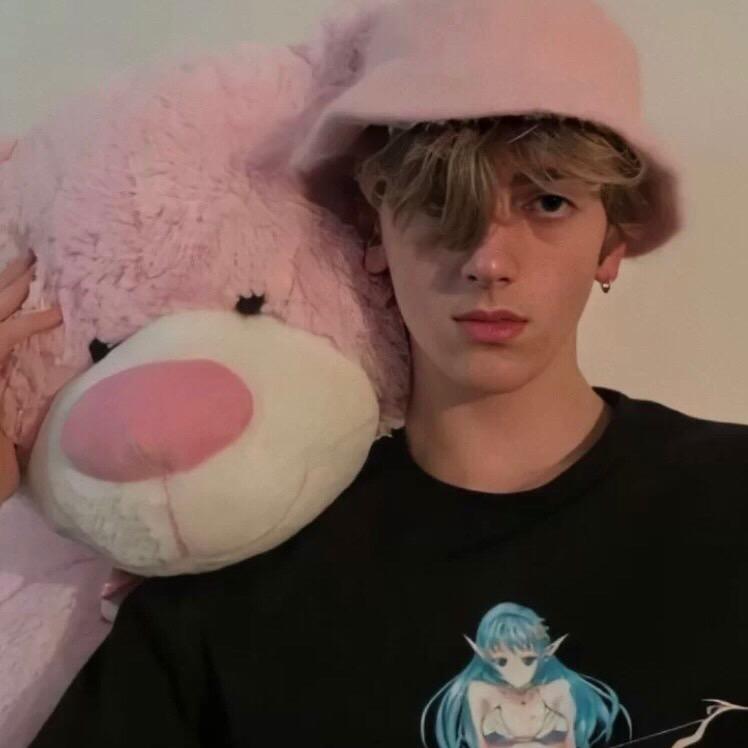 穿着校服逛酒吧