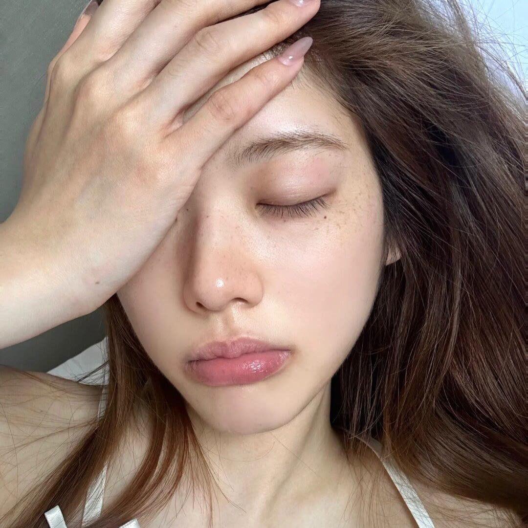 装忧郁被狗追