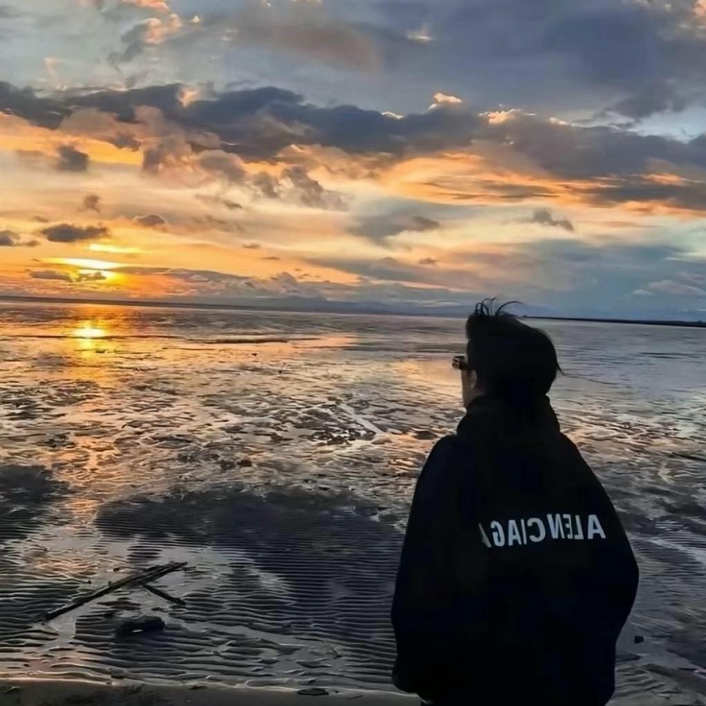 女士借妁的嘴唇吻壹下