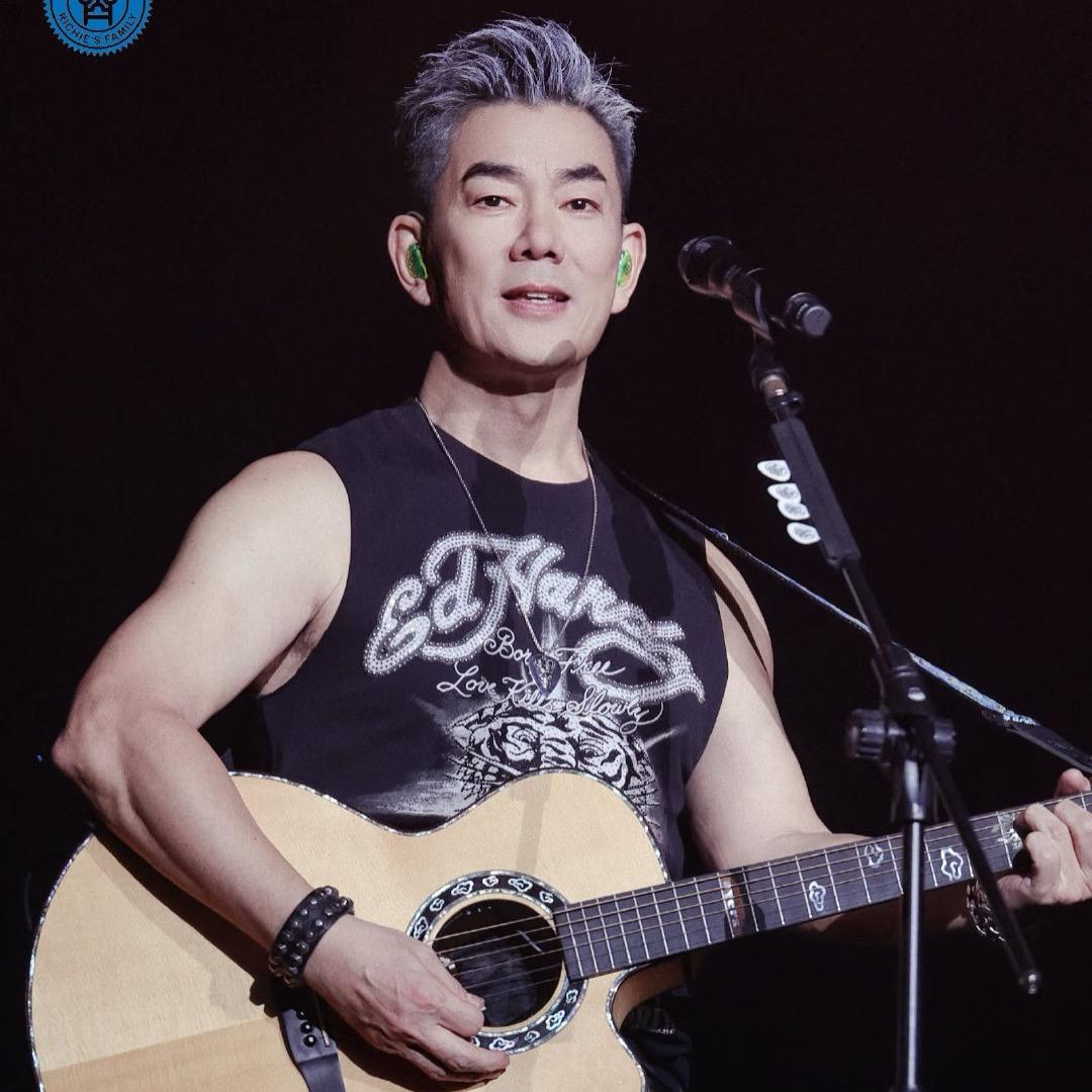 阳光下的开心💕郭