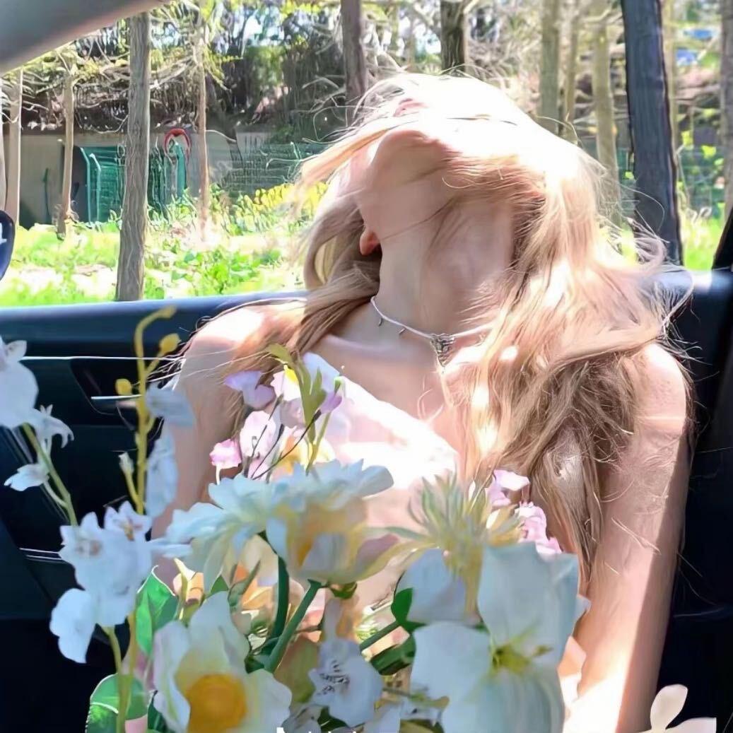 手捧玫瑰见你～🌷