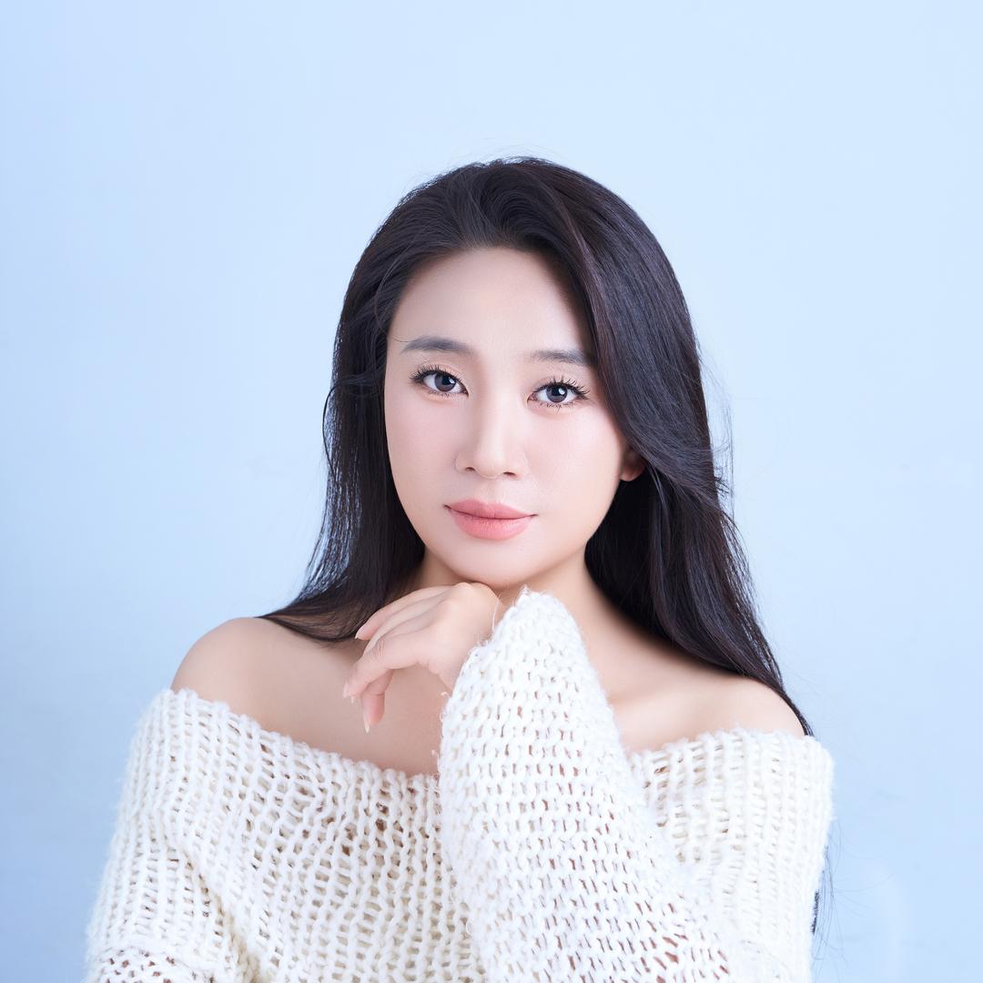 伪妆工作室  化妆师贺梅