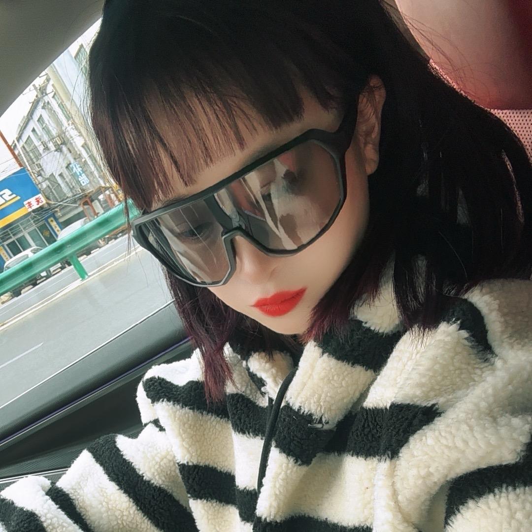 卖大闸蟹的小姐姐