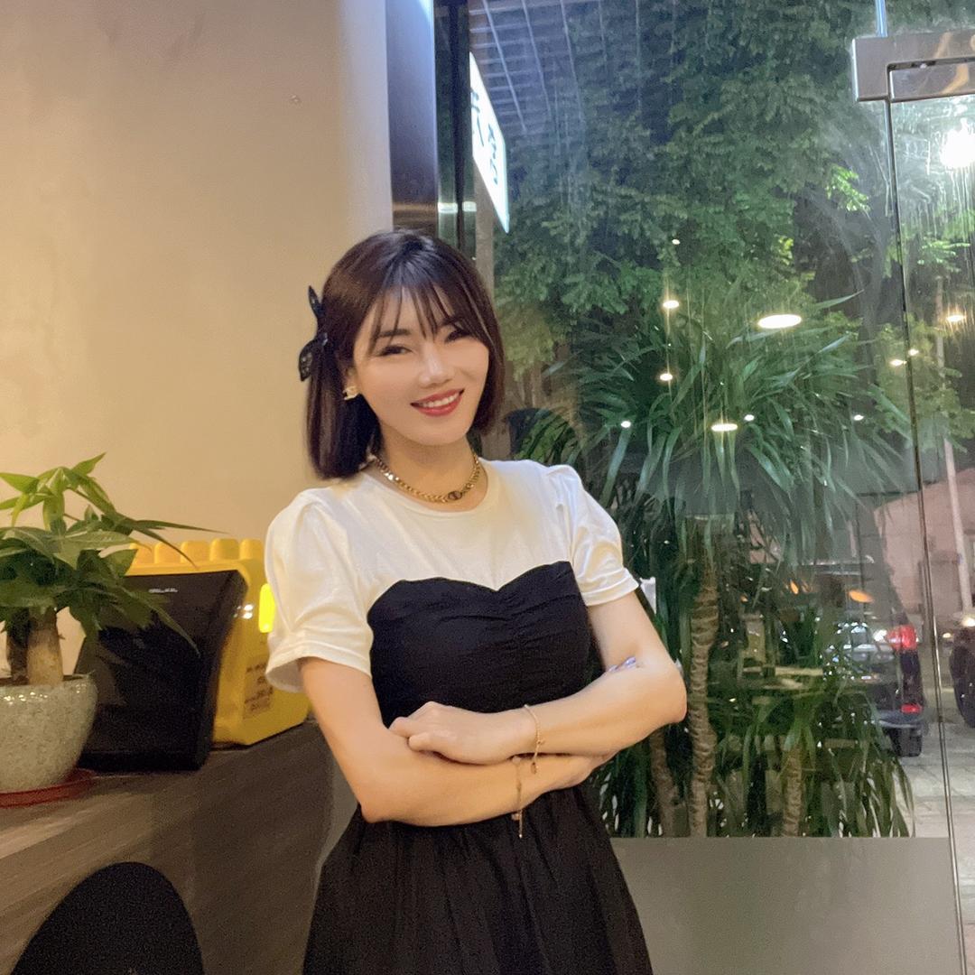 红唇少年餐饮