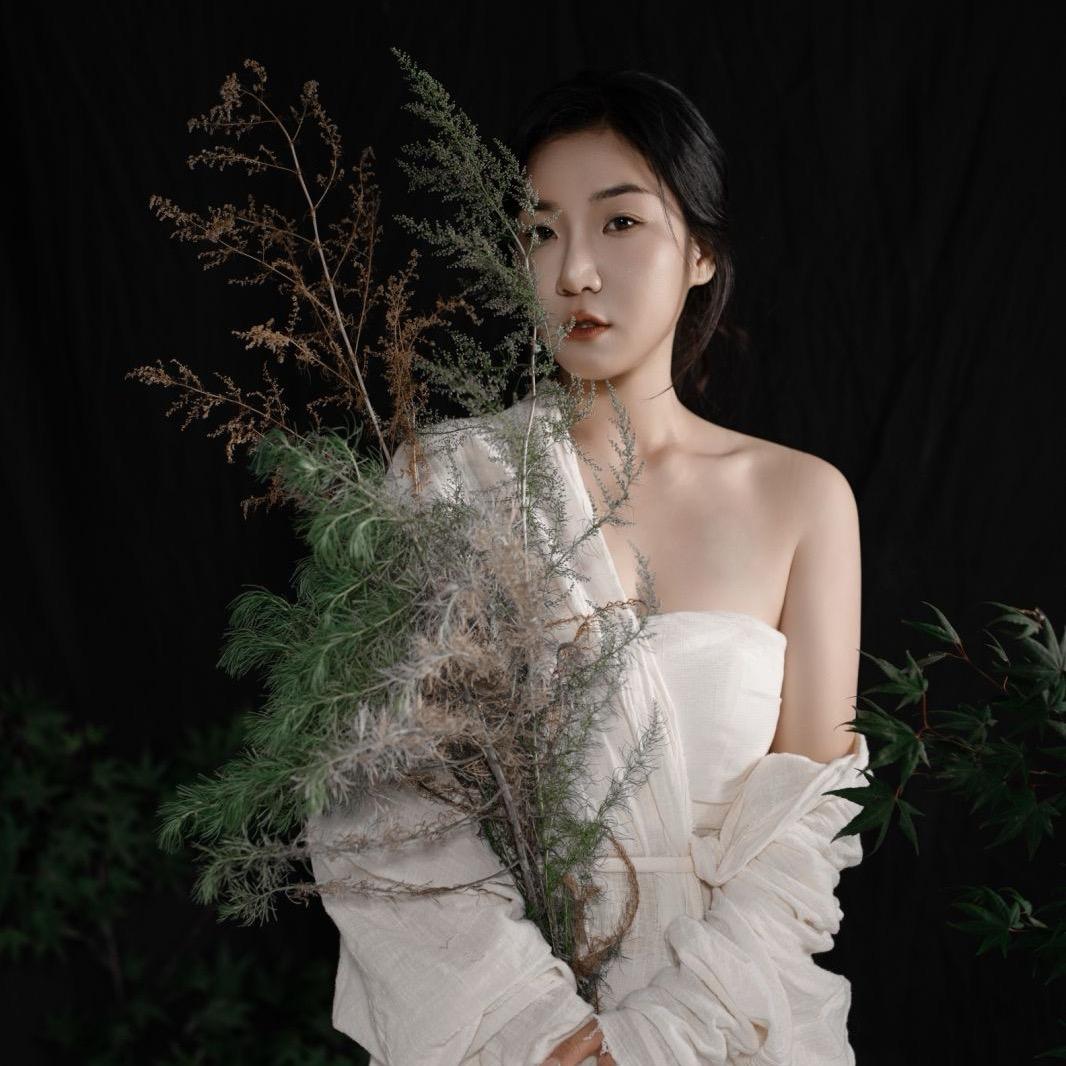 女子旁的婷