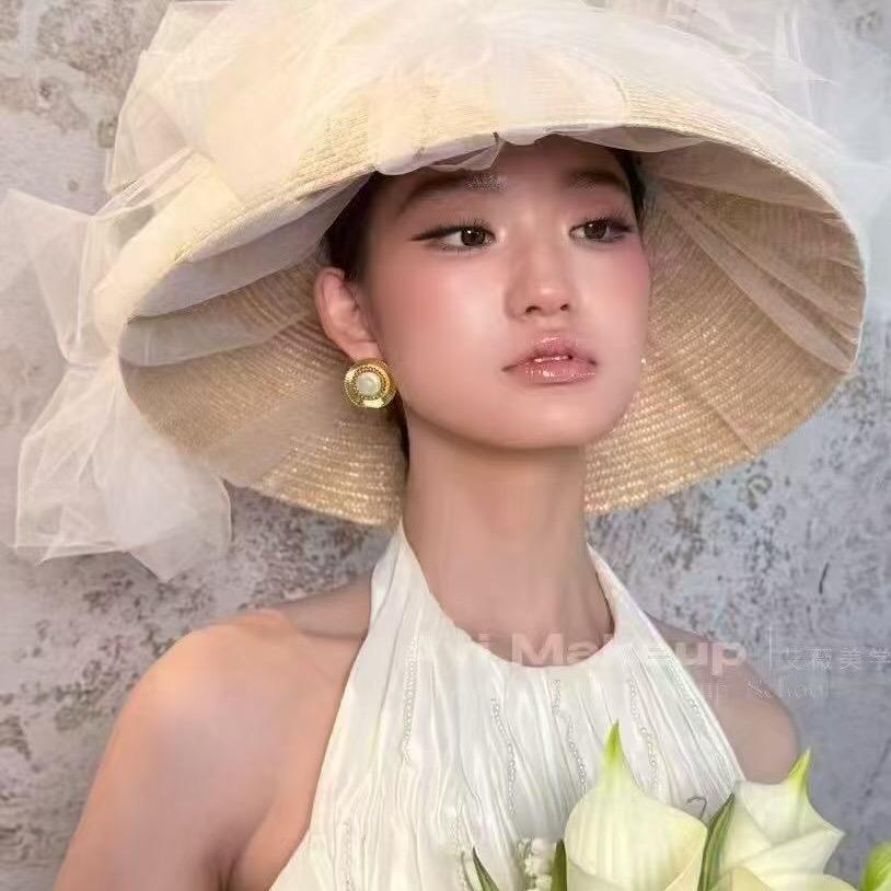 在艾薇教化妆的苗苗