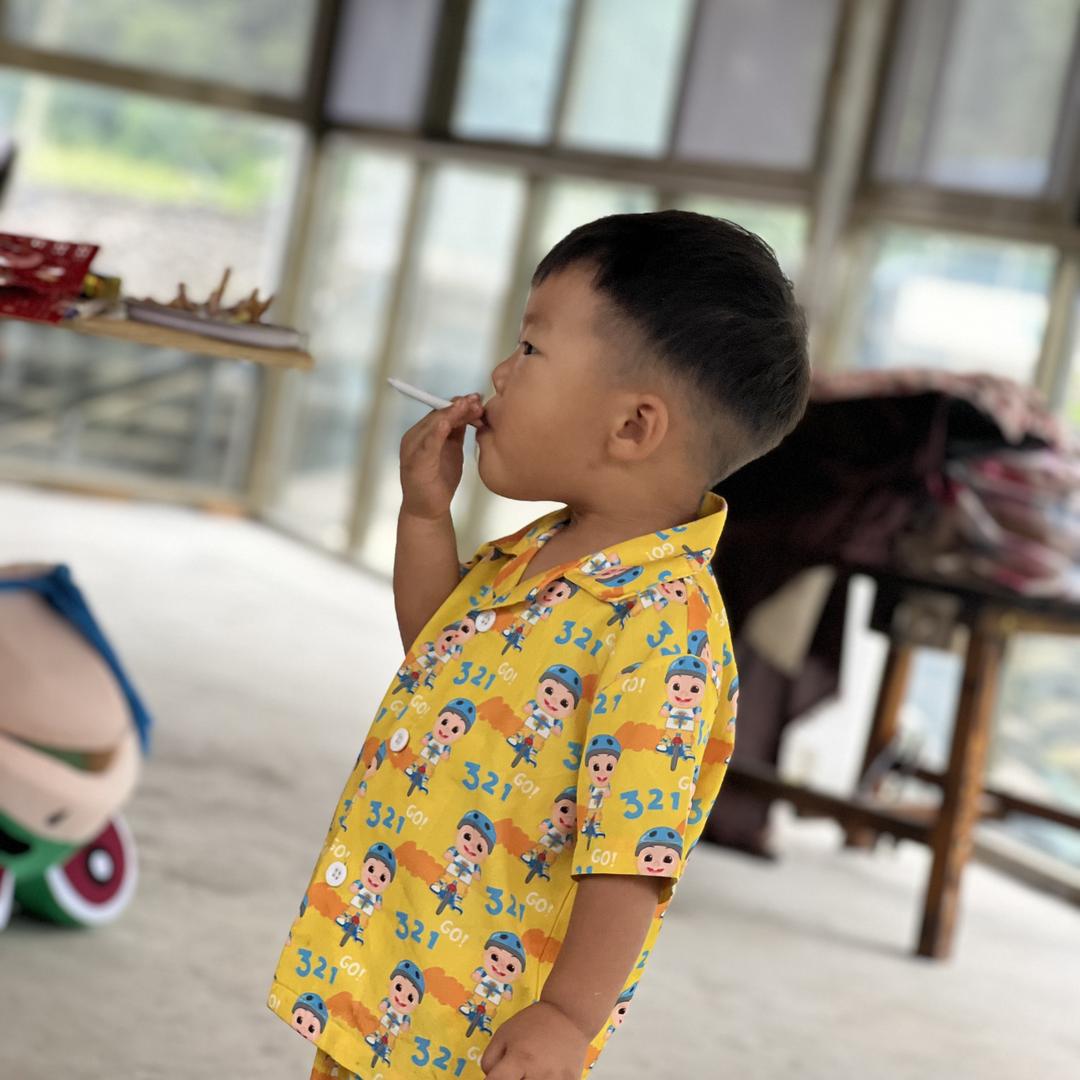 三石而立。