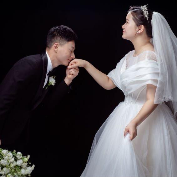 癞格宝耍青蛙穿的不花玩得花