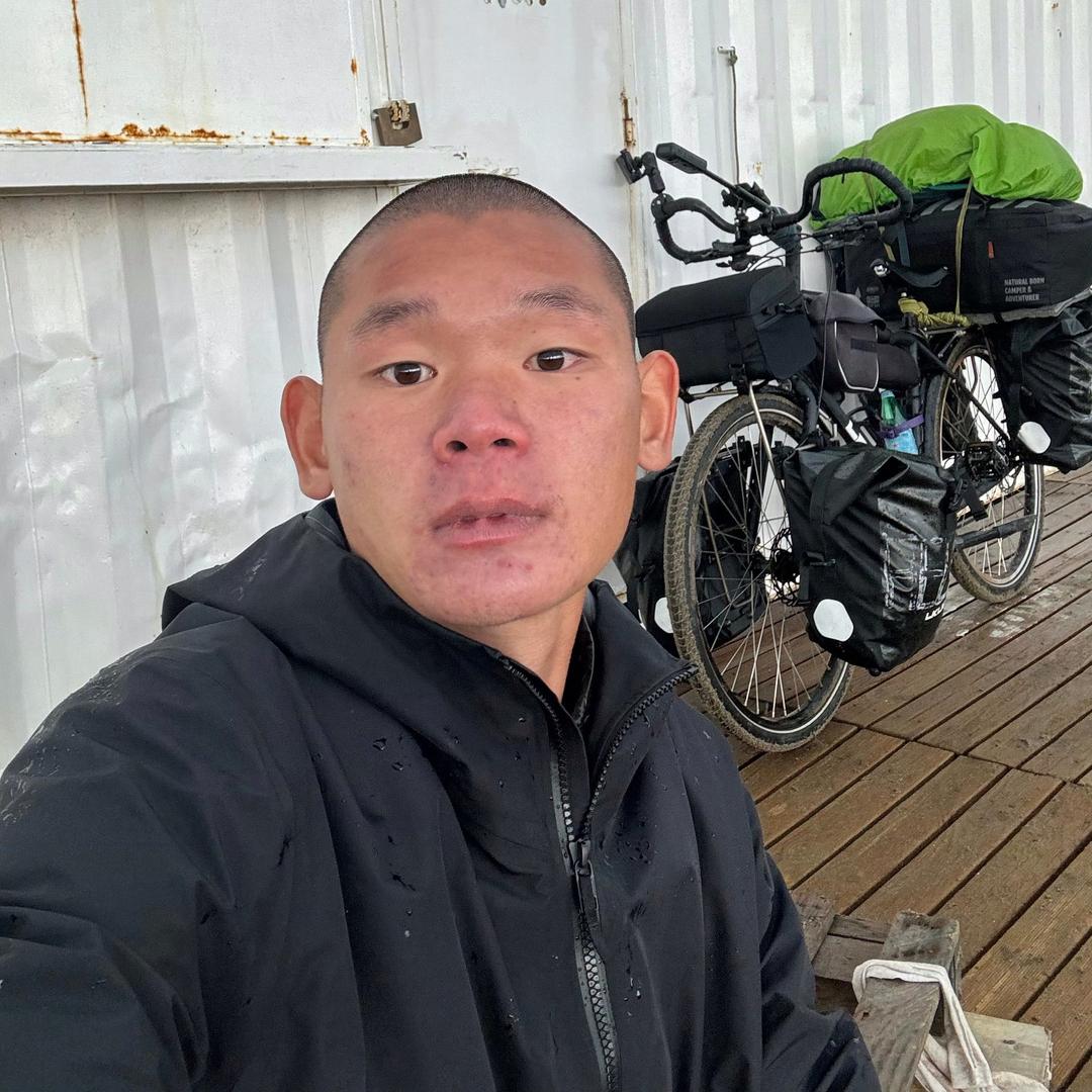 湖远行-攀山见春