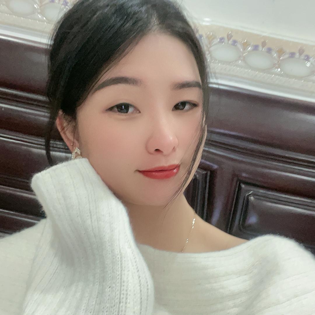 小眼睛姑娘爱吃烤鱼