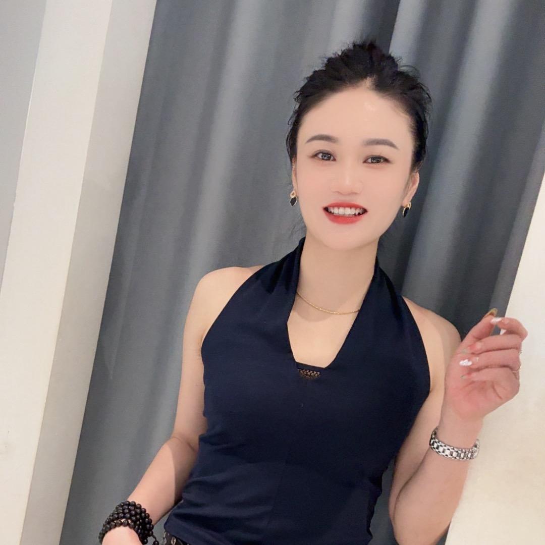 《外贸女装》政法路一店，地下商场二店