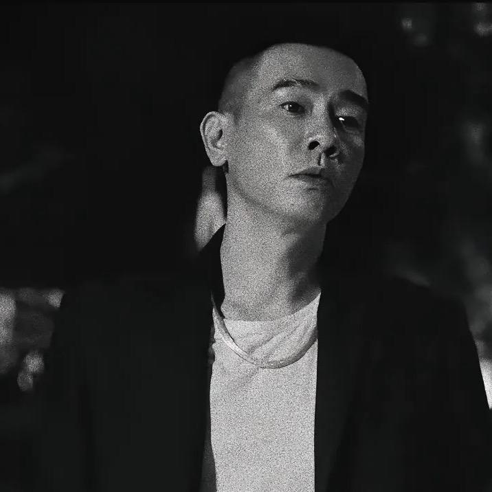 王 先 生