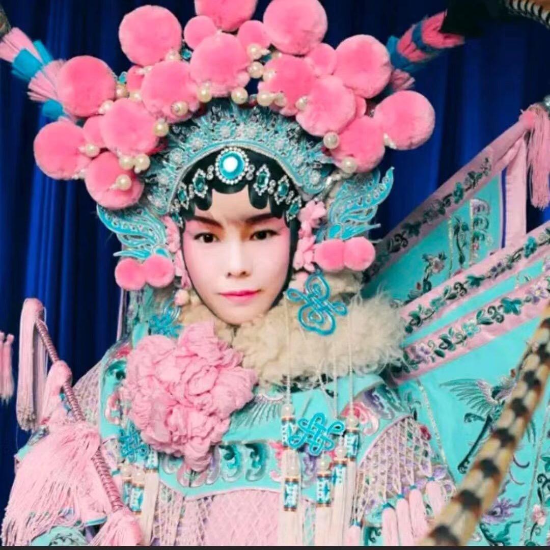 传递戏曲好物在橱窗