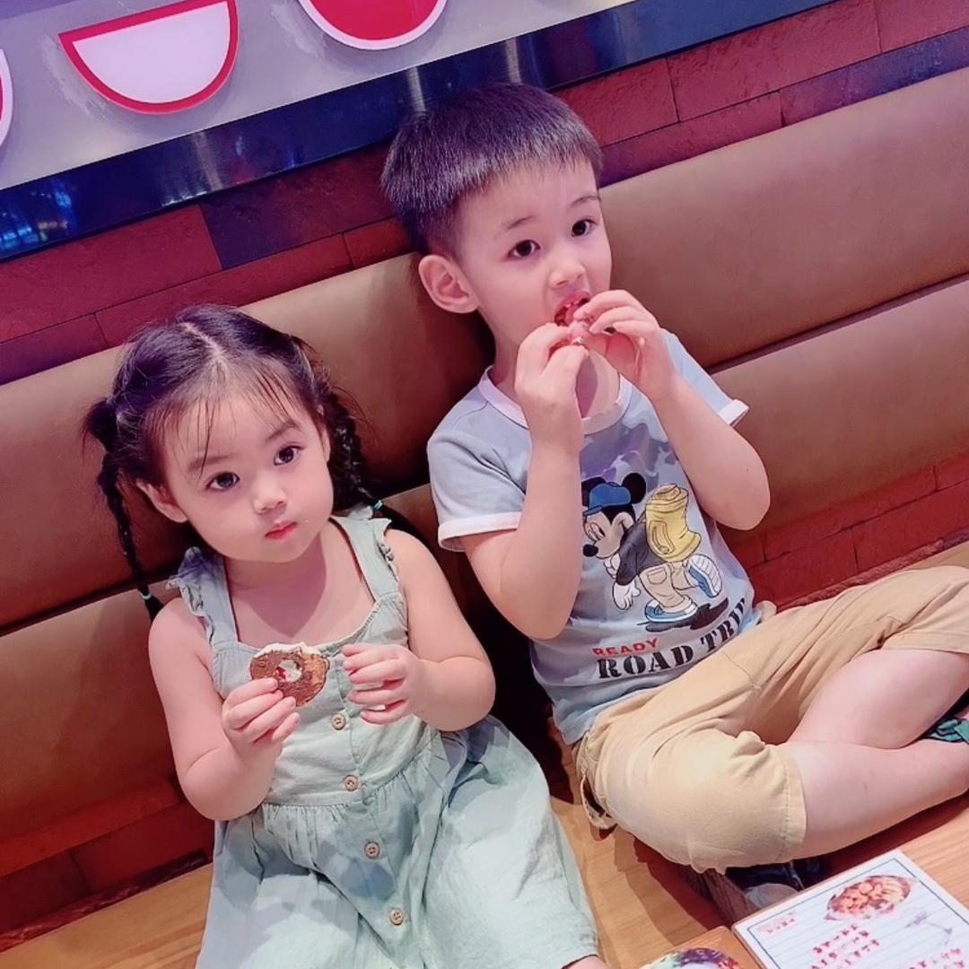 大熊猫和小向恩