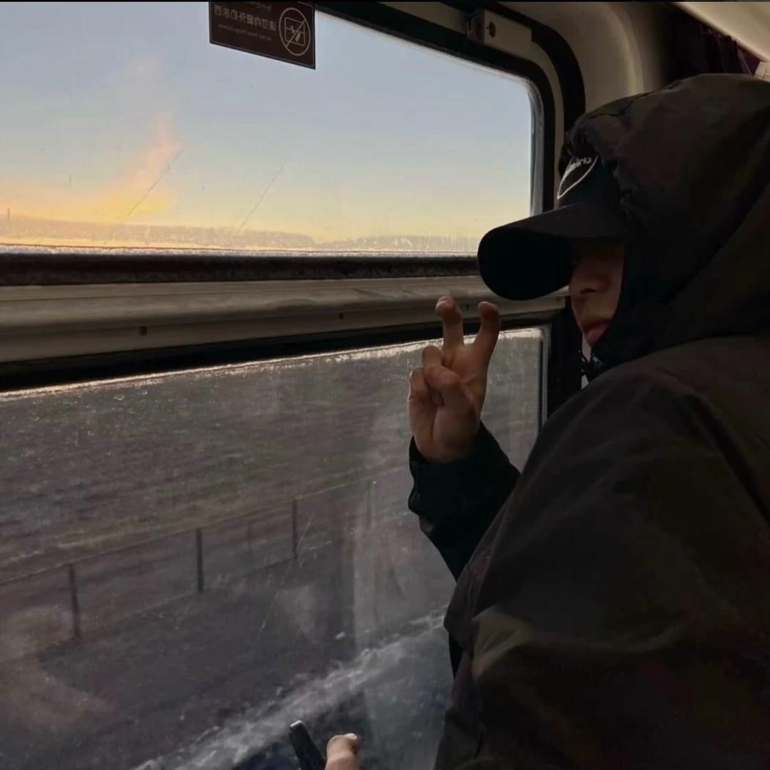 漫过山岭的薄雾