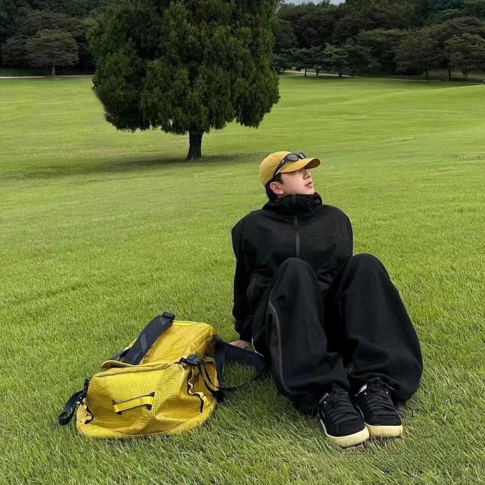 鱼游荷上露