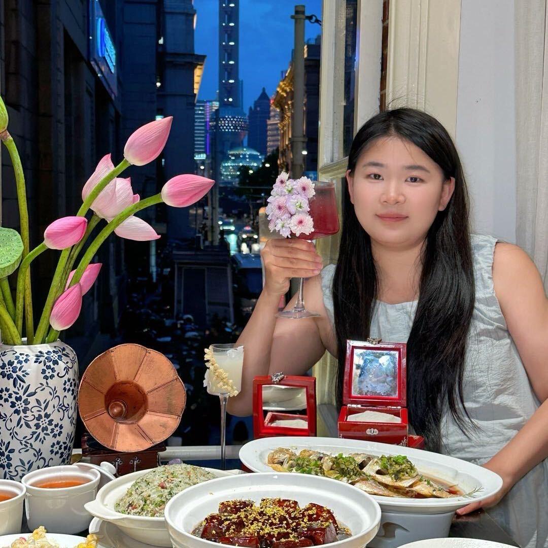 圆脸妹吃喝玩乐