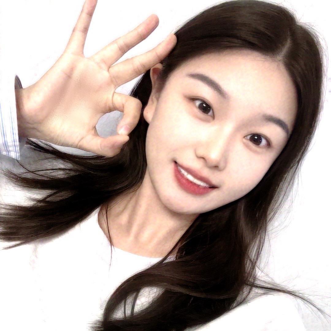 抹口红的老太太