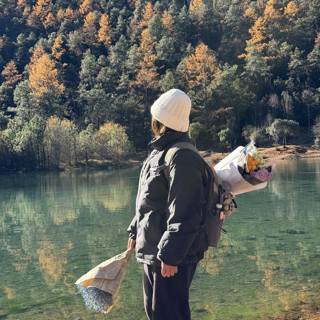 🐏羊追着他们咬 。