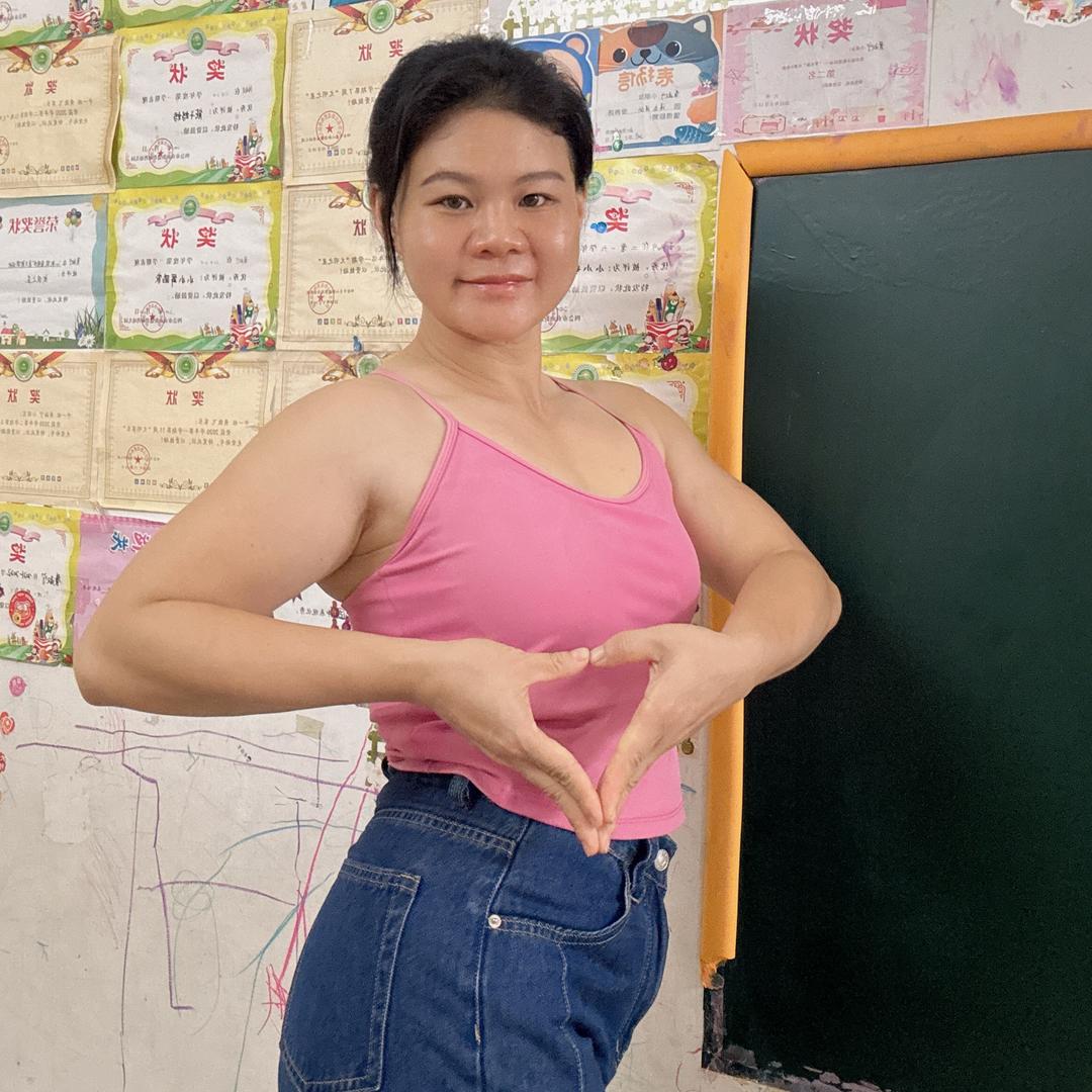 爱俯卧撑的小琴