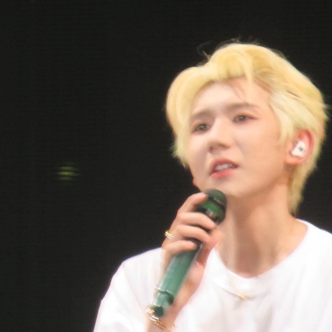 波士顿的雨（见王源23次亲签对视比心版