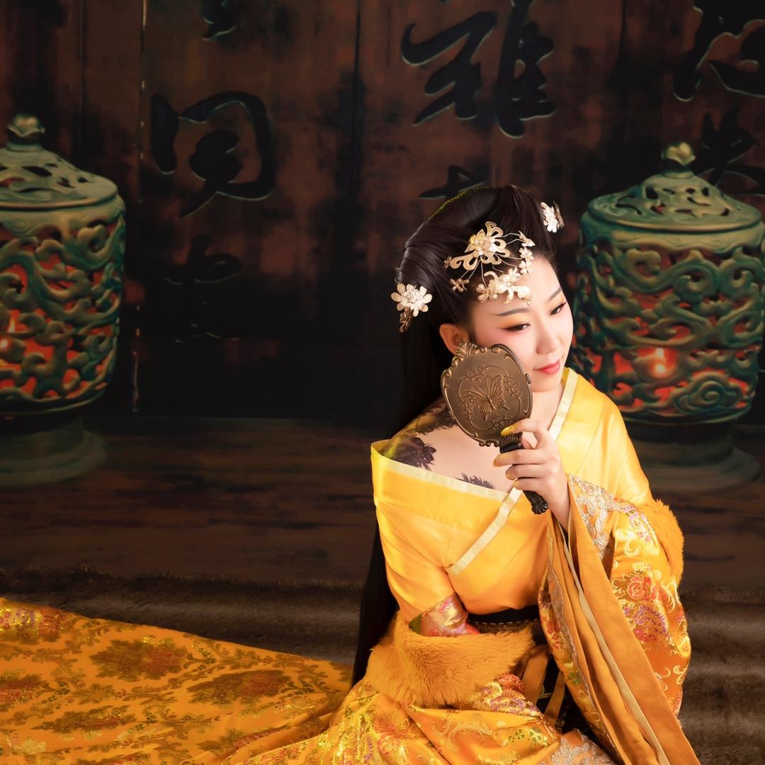 “媚”主