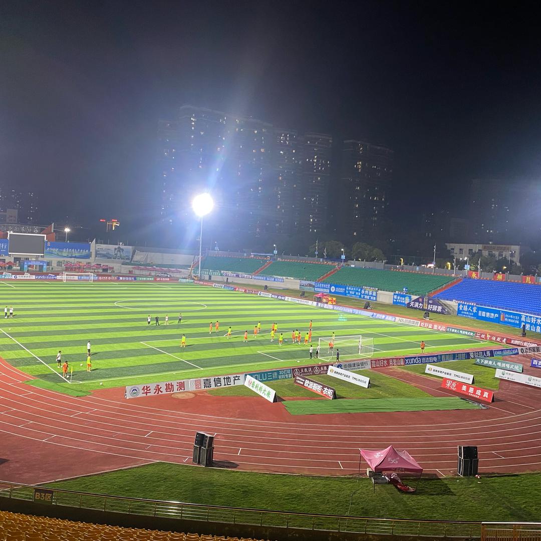 在永冲锋看炸年糕辉辉